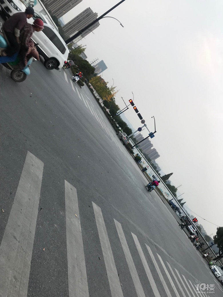 开车的骑车的朋友们注意了啊西墅街万马路口-临安爆料-临安19楼