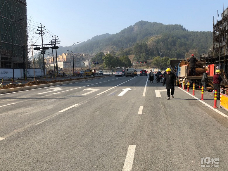 小金跑现场第270期钱王街玲珑山路口前已增加直行箭头