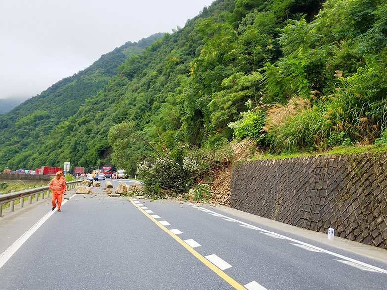 路况播报208省道47公里200米处阔滩大桥附近发