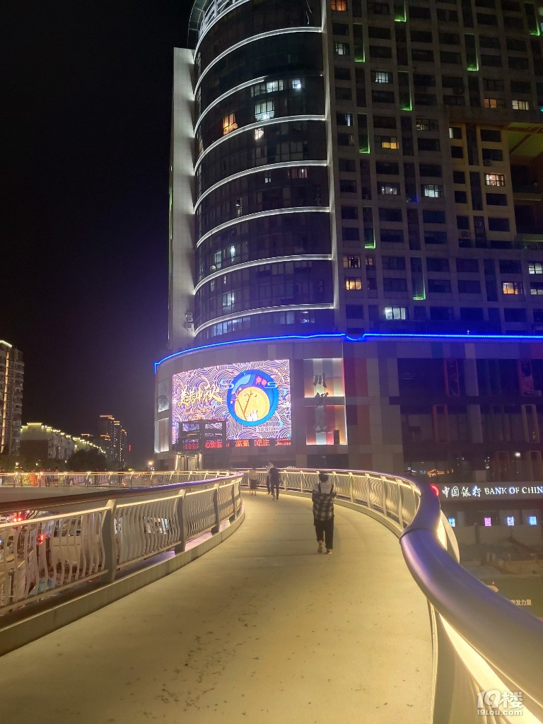 临安人民广场第一座天桥在中秋国庆双节前夕投入使用