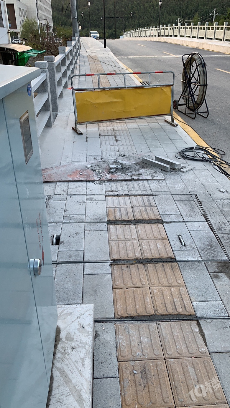小金跑现场431期联合帮帮团於潜双溪街手绘盲道已整改