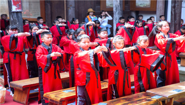 走进杨溪走进一座历史幽深的村庄体验一场庄严肃穆的拜师礼