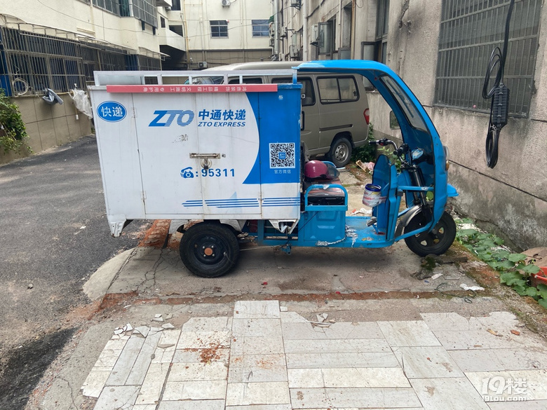快递三轮车出售九九新