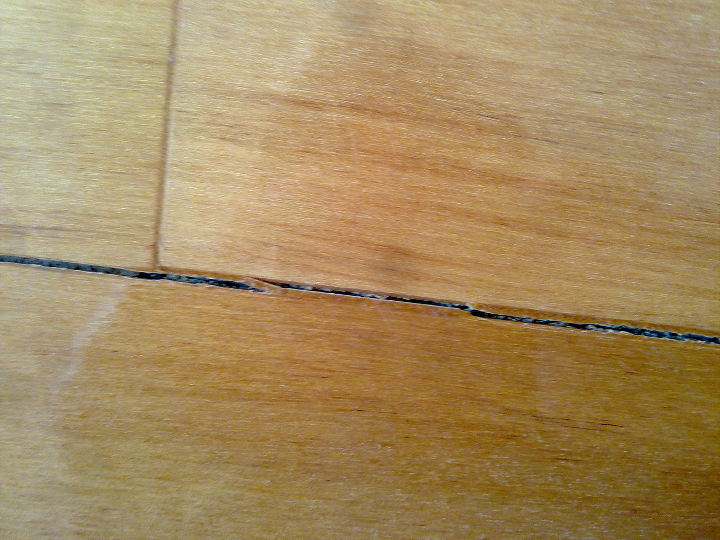 求老师傅指点这个地板开裂怎么突然就裂开了