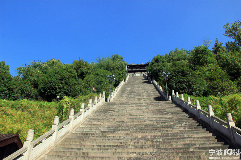 帖子   这里就是临海江南长城的入口-----揽胜门 这个坡叫好汉坡,198