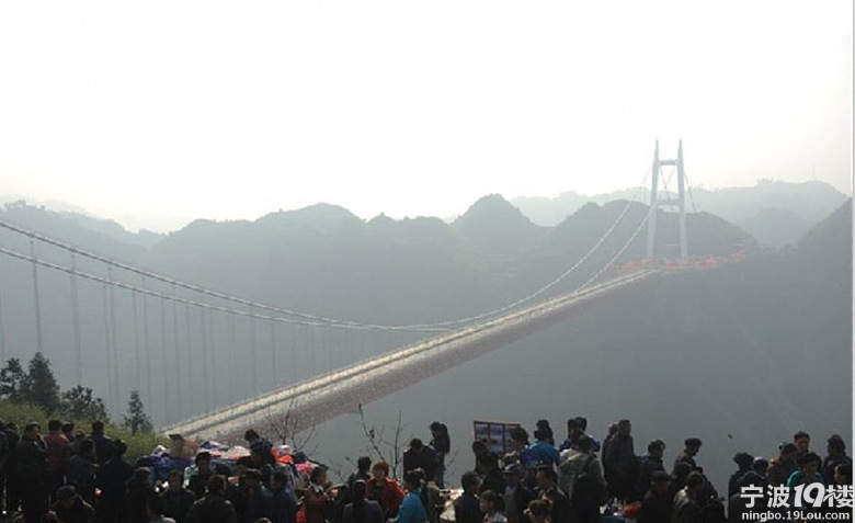 在湖南省吉首矮寨特大悬索桥上发生一件怪事难