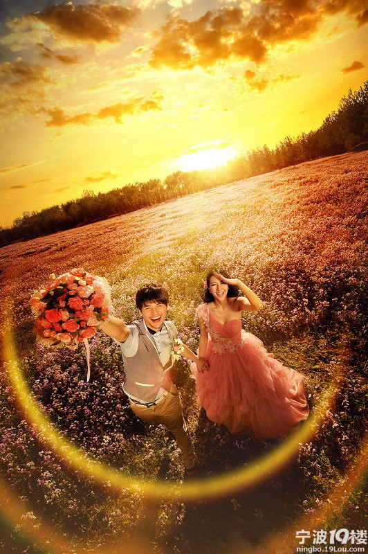 我们懵懵懂懂的相识轰轰烈烈的相爱幸幸福福的度过余生