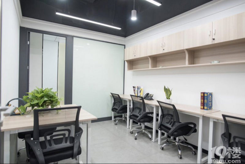 朝南的办公室 3人间 小面积 带家具 免水电