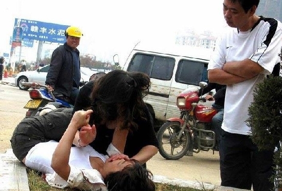 爆料:两个女子打架 男人很认真的旁观!(图)