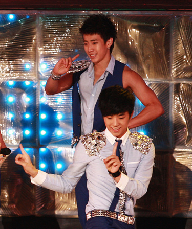 2PM组合宣布解散 歌迷下跪