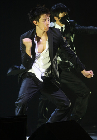 2PM组合宣布解散 歌迷下跪