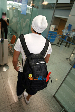 2PM组合宣布解散 歌迷下跪