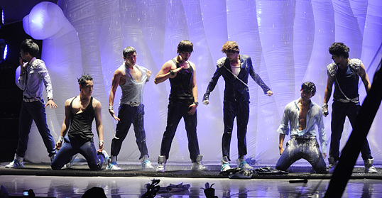 2PM组合宣布解散 歌迷下跪