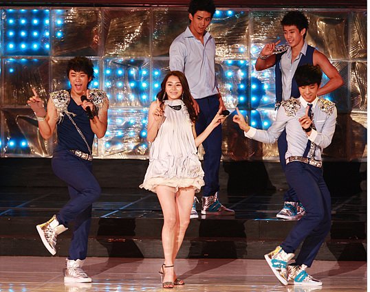 2PM组合宣布解散 歌迷下跪