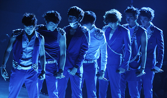 2PM组合宣布解散 歌迷下跪