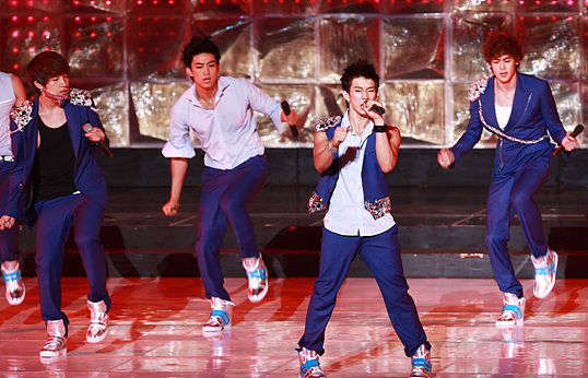 2PM组合宣布解散 歌迷下跪