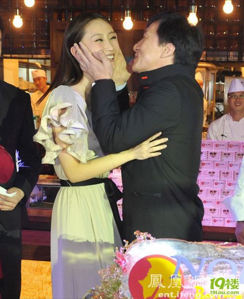 成龙大爷又耍流氓了 像强吻徐静蕾一样强吻美