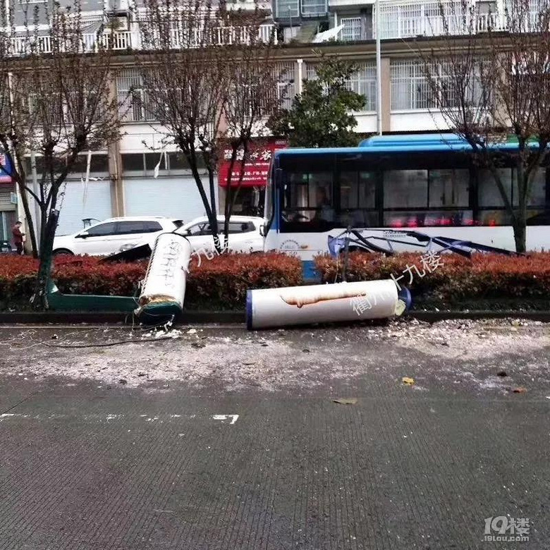 1死3伤!今早衢州一凉亭因刮风下雨倒塌,4人在此避雨被压