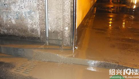 延安路昨晚跟黄河似的 你们看到没(图)