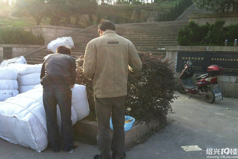 绍兴县烈士陵园变成这样 像是垃圾堆