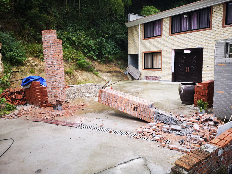 危房重建,却遭城建不分青红皂白强拆,天理何在