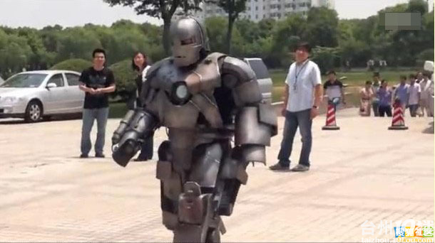 这人真牛,穿着自制的钢铁侠衣服读上班