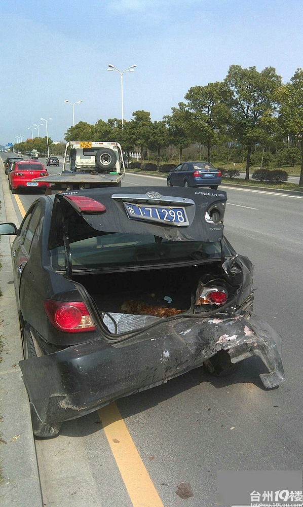 台州椒江中心大道中午发生两车相撞惨烈事故有图有真相