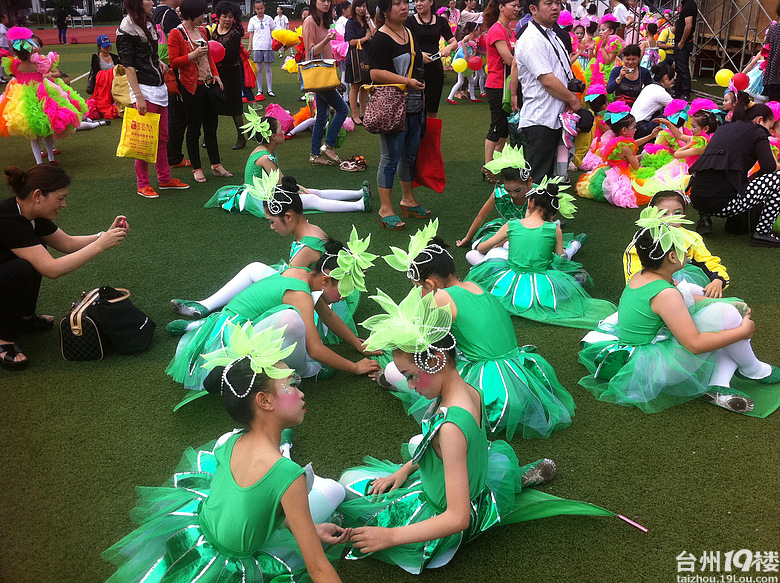 阳光天使的小朋友们参加路桥小学六一晚会开场舞