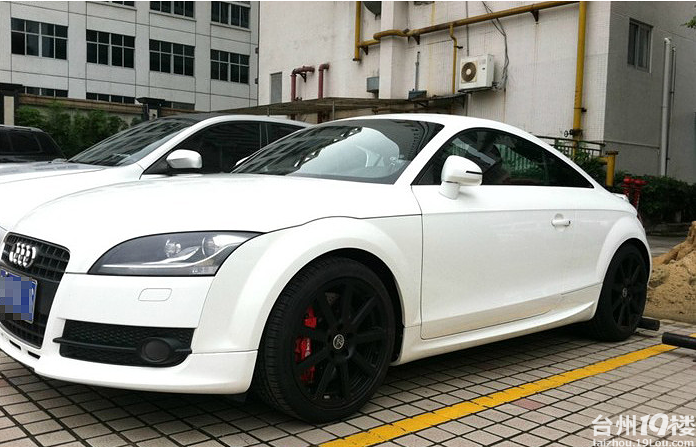 白色奥迪tt很是惊艳