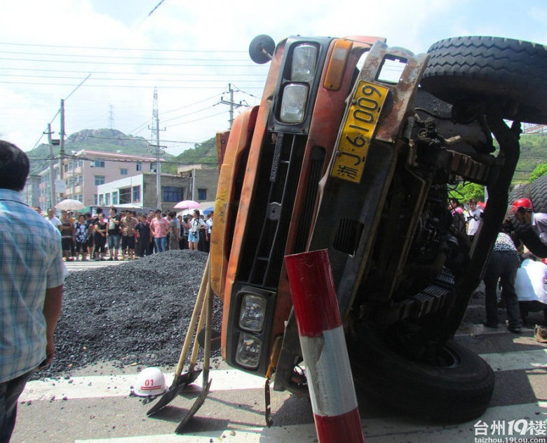 車載滾燙瀝青貨車側翻壓死一個男子有圖