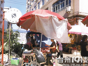 黄岩横街三区内菜市场扰民 骑车路过只能下来