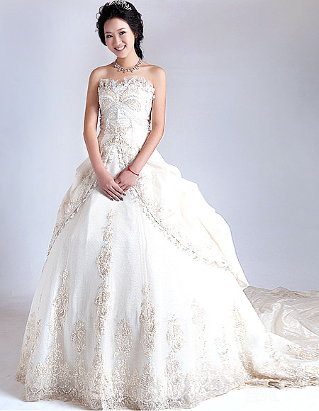 唯美的名媛纯白婚纱诠释您的公主梦