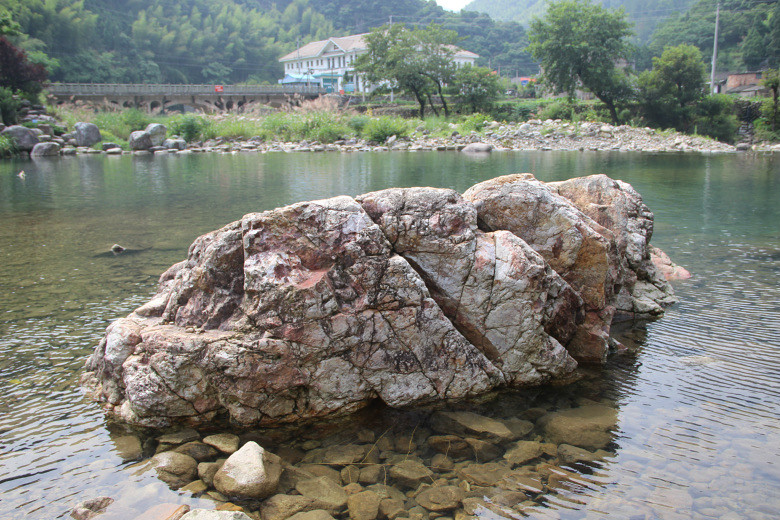 黄岩石上真的隐约显现黄岩二字