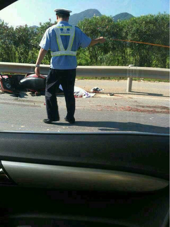 人头分离的车祸惨状