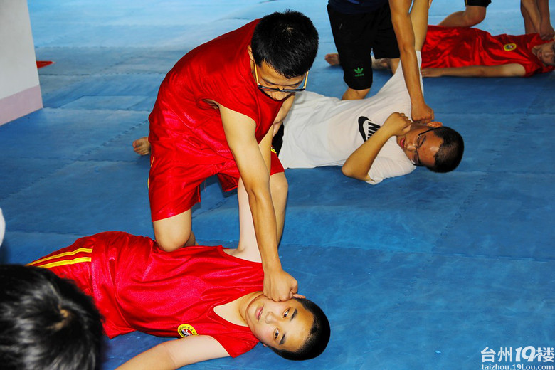 伏天热散打咏春拳防身术更热