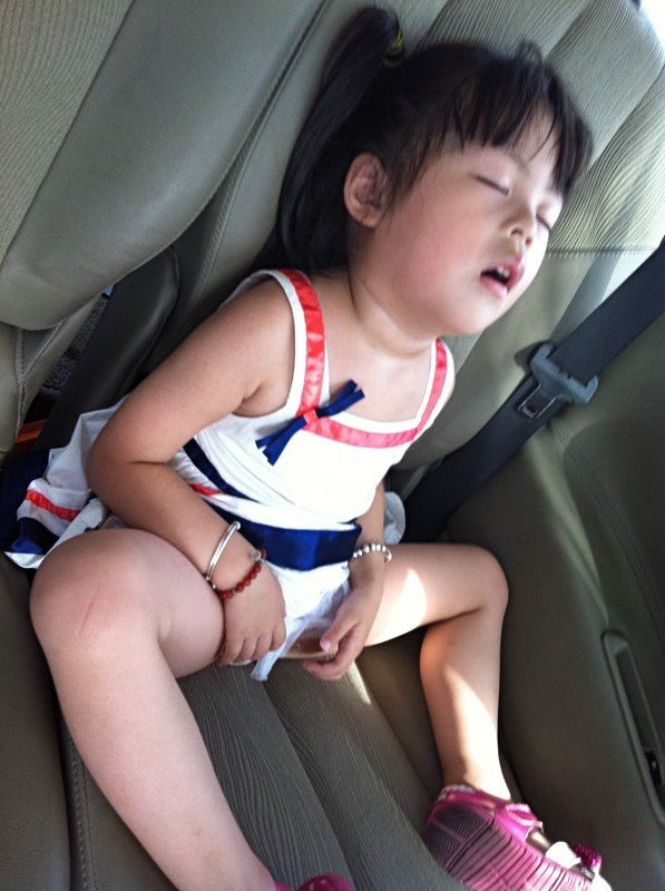 贝欧莱奶粉宝宝百睡图庭丫头的霸气睡姿