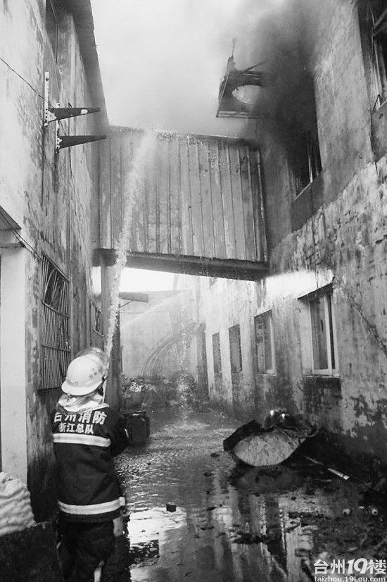 黄岩新前街道一厂房着火 过火面积约900平方米