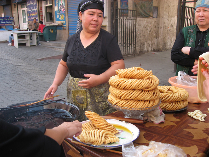 乌鲁木齐街头做油馓子的.