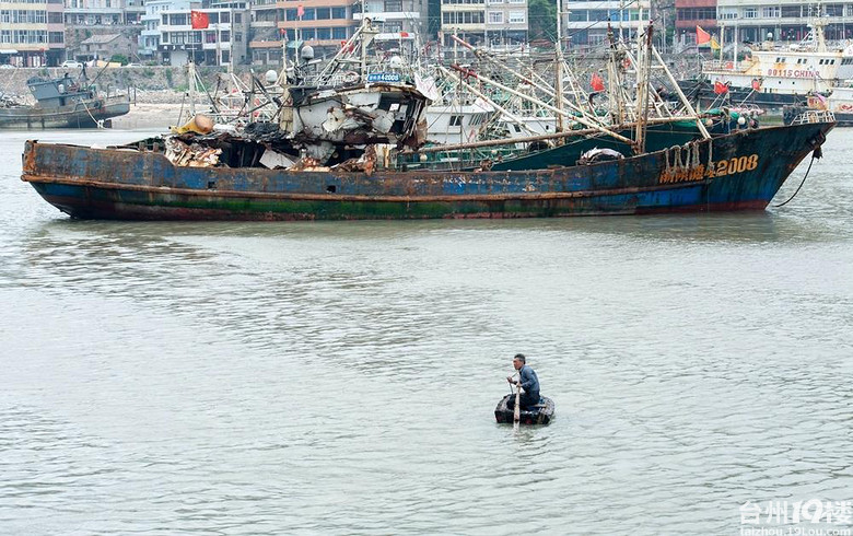 温岭渔船海上作业被撞 渔民弃网救援幸无伤亡