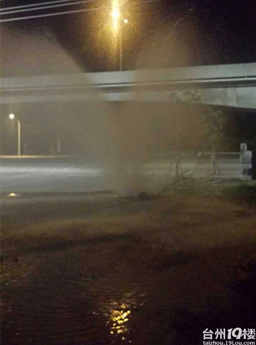 温岭城区楼山路口一级公路的消防栓被车撞了