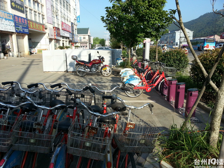 台州市公共自行车租赁点被占用（章安街道建设村办公大楼前）