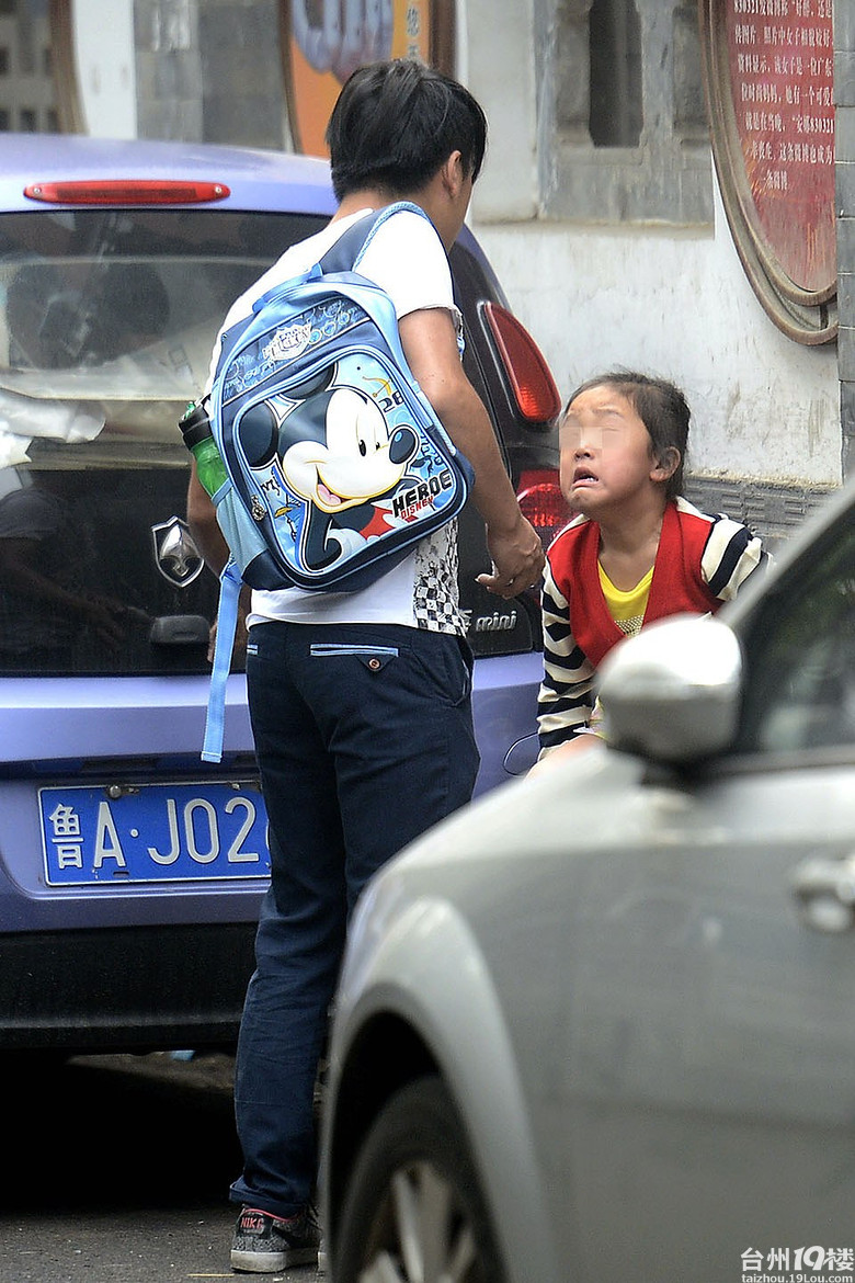 孩子不肯去上学当街被扇3个耳光