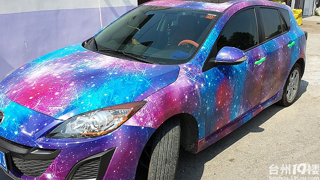 路遇七彩车车身颜色好像深邃的星空