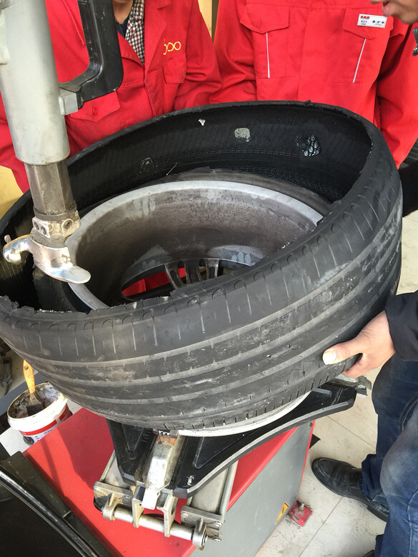 扒胎机都扒不下来!