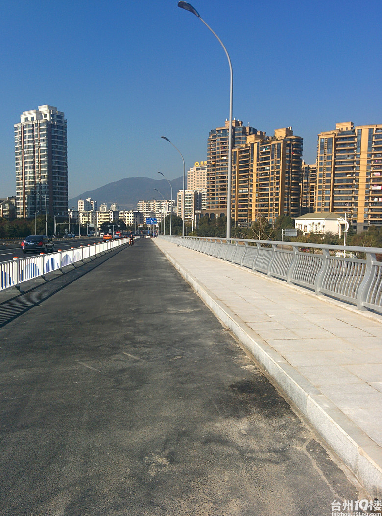 104国道临海灵江二桥复桥今天通车了