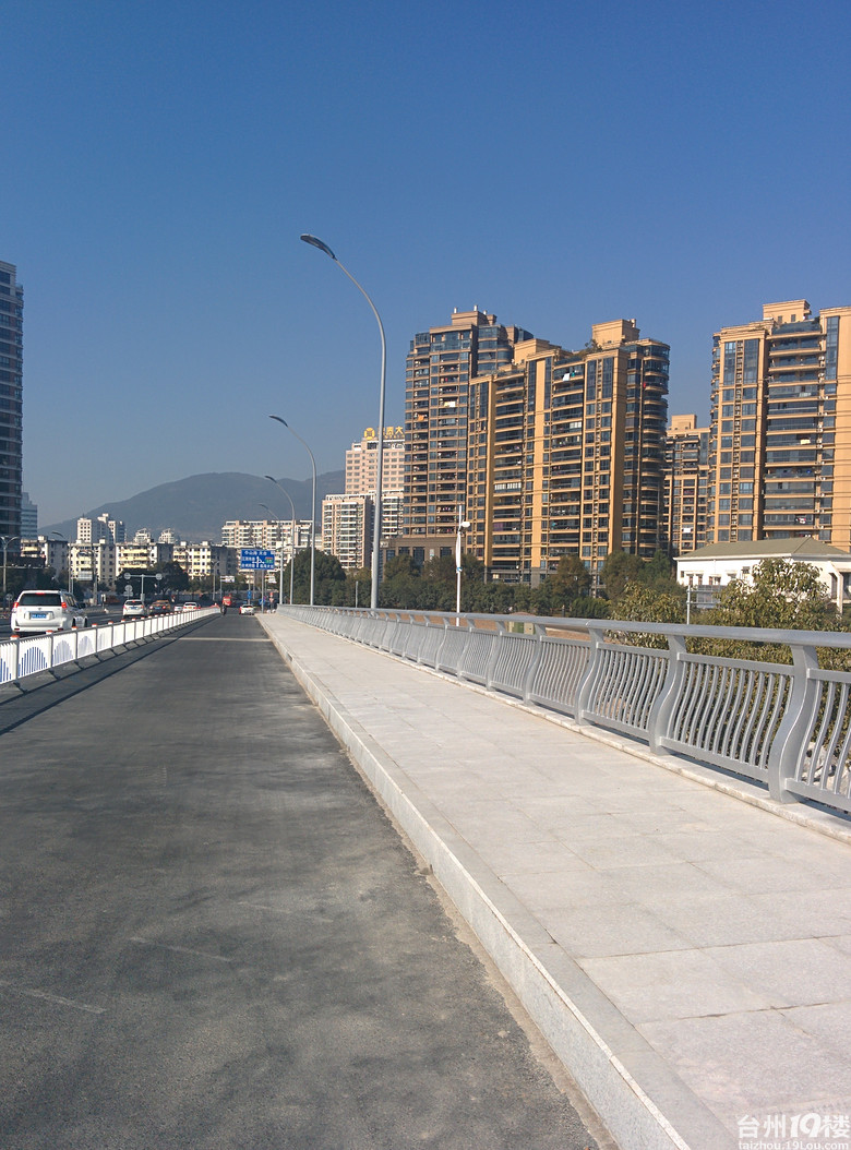 104国道临海灵江二桥复桥今天通车了