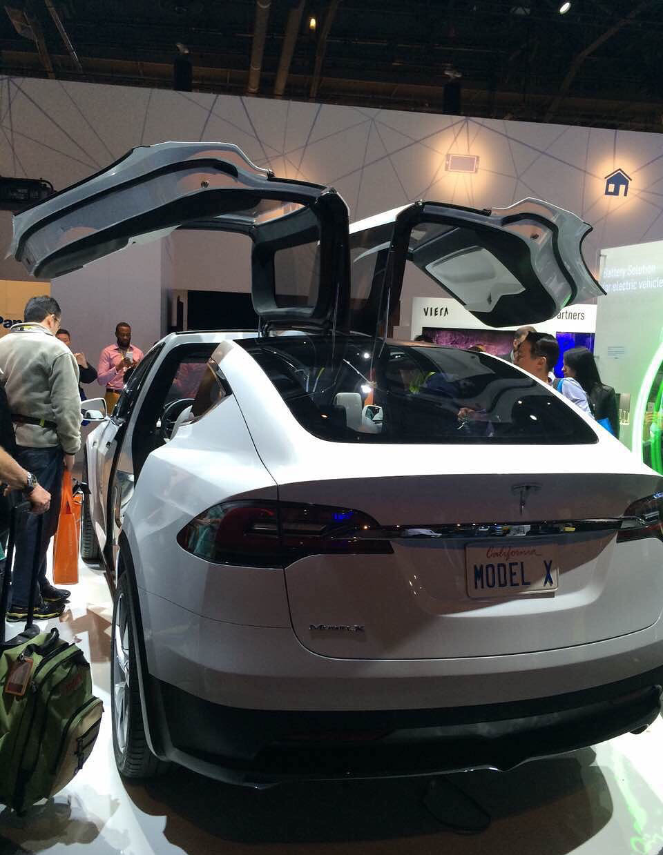 特斯拉要出suv了 车门好酷炫