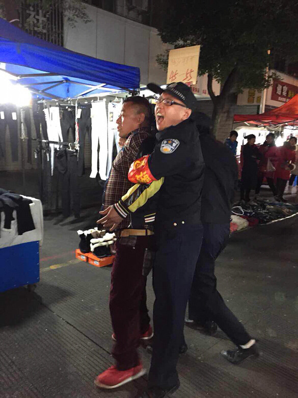 小偷偷人手机被警察抓到了结果跑了