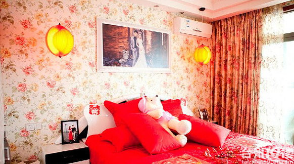 床头挂婚纱照好不好?昨晚被鬼压床了,妈妈说是