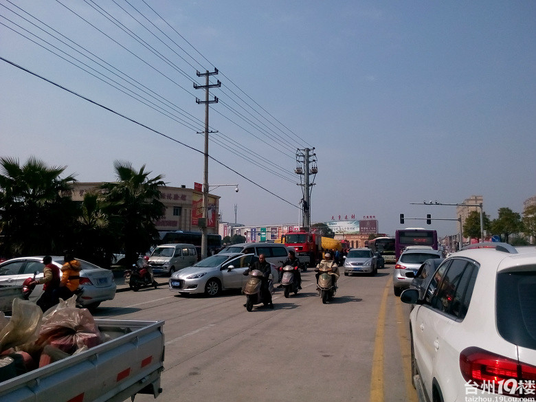 洪家东站有人爬电线杆了 因有人无缘无故打他